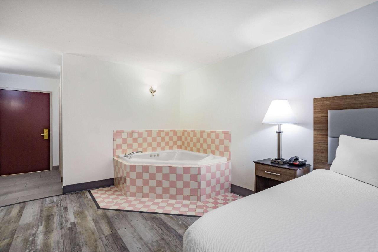 Ramada By Wyndham هيندرسونفيل المظهر الخارجي الصورة